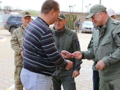 В Мариуполе очередным новоселам вручили ключи от долгожданных квартир в современных девятиэтажках