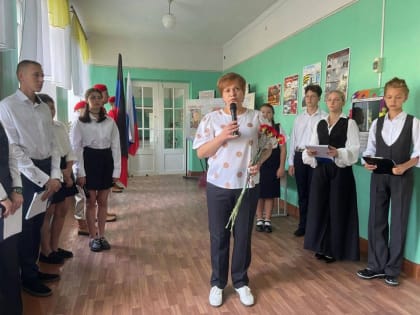 Память героям. Мемориальную доску в память о погибшем участнике спецоперации, Герое Донецкой Народной Республики Денисе 