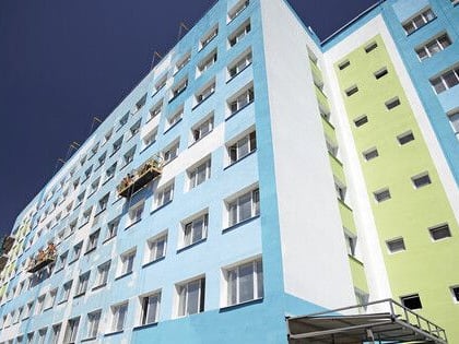 В крупнейшей больнице Мариуполя приступили к монтажу системы вентиляции с обеззараживанием воздуха