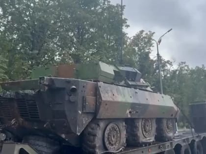 По улицам Мариуполя провезли трофейный колёсный танк AMX-10RC французского производства