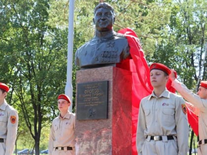 В Мариуполе открыли бюст генерал- майора Владимира Петровича Фролова