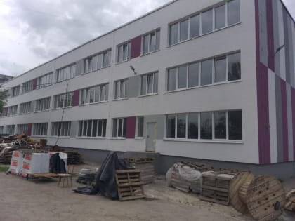 Специалисты из Подмосковья восстанавливают школу в Мариуполе