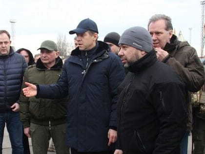 Глава Минпромторга РФ посетил судоремонтный завод и торговый порт в Мариуполе