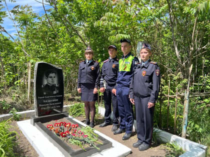 В Мариуполе полицейские приняли участие в церемонии открытия памятника Герою Советского Союза