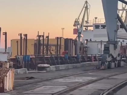 В порт Мариуполя доставлен очередной груз строительных материалов для восстановления жилых объектов Республики