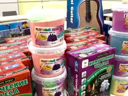 Молодогвардейцы подарили 200 портфелей школьникам, высадили аллею памяти и передали школьные принадлежности