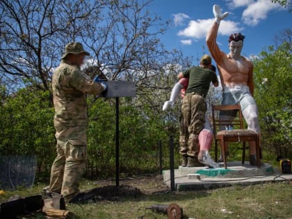 Росгвардейцы восстановили памятник советским футболистам «матча смерти» в ДНР (видео)