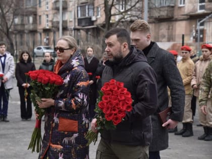 Денис Пушилин принял участие в открытии мемориальной доски в честь Героя России генерал-майора Владимира Фролова