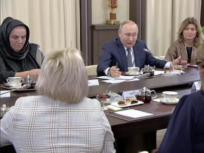 Путин призвал "сдирать с чиновников" корку безразличного отношения к людям, в том числе в военкоматах