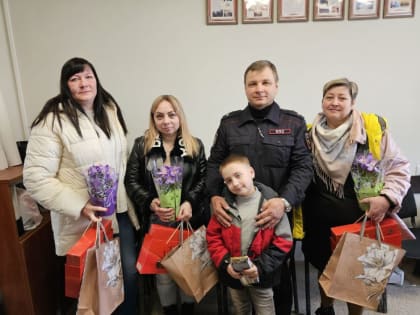 В Мариуполе полицейские навестили вдов и матерей сотрудников, погибших при исполнении служебного долга