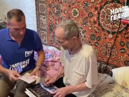 Мариуполь. Активисты «Молодой Гвардии Единой России» совместно с миграционной службой города доставили 150 паспортов...