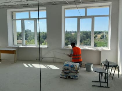 В Першотравневом районе продолжается реконструкция Стародубовской школы силами бригад из Курской области