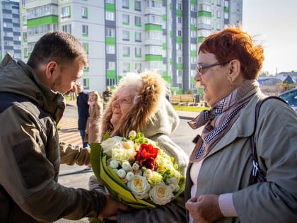 Денис Пушилин вручил ключи от квартиры в Мариуполе ветерану Великой Отечественной войны Надежде Романюк