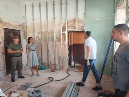 С управляющим делами городской администрации Натальей Сотниковой проинспектировали подготовку помещений, где откроются у