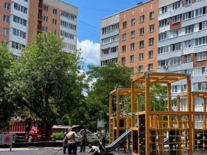 Специалисты из Санкт-Петербурга благоустраивают территории отремонтированных домов в Мариуполе