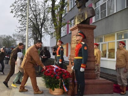 «Мы увековечиваем память настоящего героя, настоящего русского солдата»: В Мариуполе открыли бюст Героя России Романа Ку