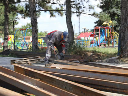 В поселке Сартана глава Мариуполя Олег Моргун ознакомился с ходом ремонтно-восстановительных работ ясли-сада «Диоскурия»