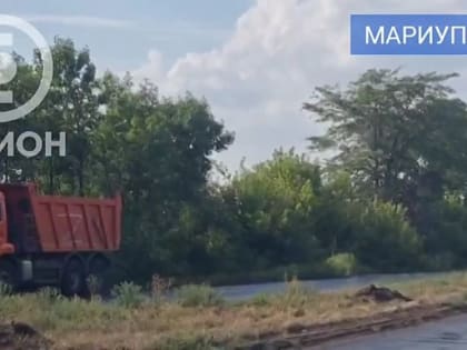 На въезде в Мариуполь полностью перекладывают дорожное полотно