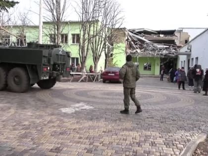 Военнослужащие РФ оказали гуманитарную помощь жителям левобережного района Мариуполя