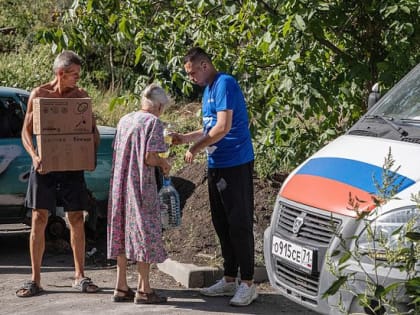 По поручению Губернатора Алексея Дюмина в Мариуполе начал работать мобильный гуманитарный центр