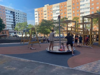 В Мариуполе появилась детская площадка со спортивным оборудованием