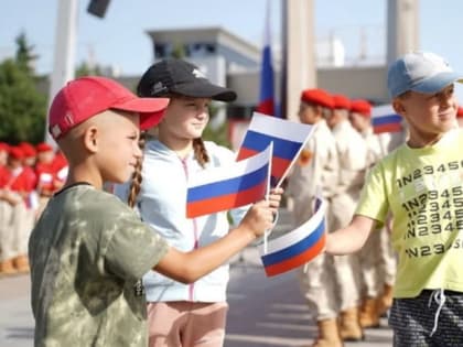 В Мариуполе волонтеры развернули огромные российские флаги