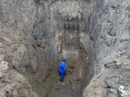 В Мариуполе месяц доставали фугасный боеприпас из 16-метровой воронки