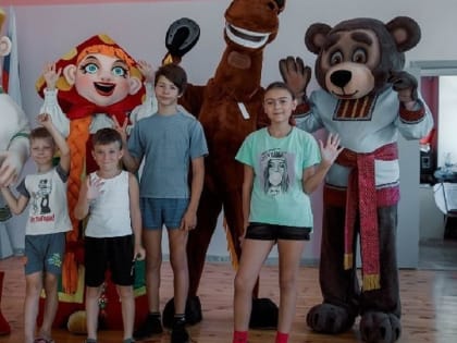 Коллективу Дворца культуры «Чайка» в Мариуполе подарили ростовые куклы