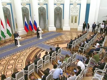 Владимир Путин и Виктор Орбан выступают с заявлением для прессы по итогам российско-венгерских переговоров