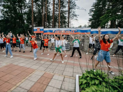 Школьники из Мариуполя приехали в Петербург на пятую смену в лагерь «Дружных»