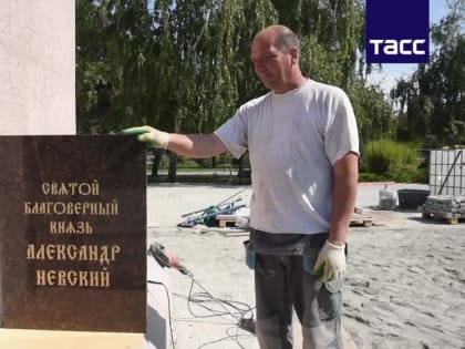 Установка памятника Александру Невскому в Мариуполе