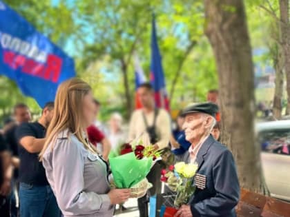 Личный состав ИК-13 поздравил ветерана со 105-летием