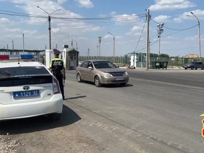 Сотрудники Госавтоинспекции оказывают помощь водителям, направляющимся по альтернативному автодорожному маршруту через н