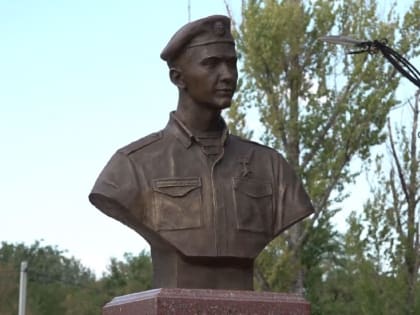 Военнослужащие группировки войск «Восток» приняли участие в открытии в Мариуполе бюста самому молодому Герою России