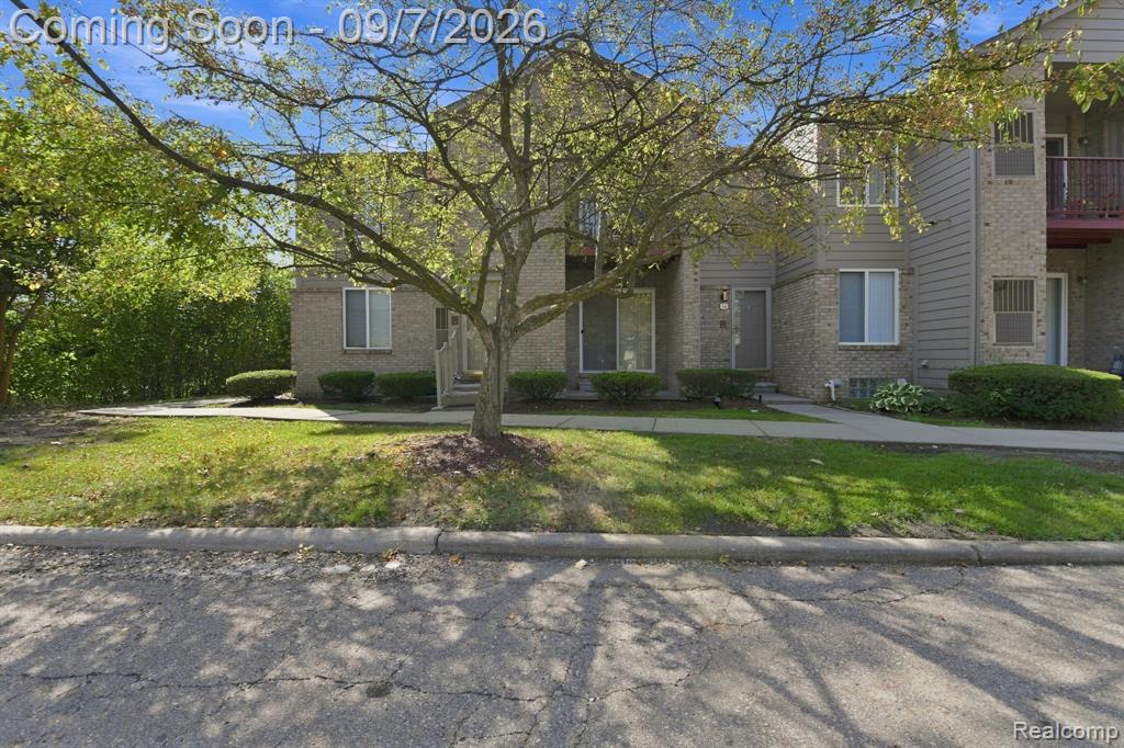 34780 W 8 Mile Road 7, Farmington Hills — photo 1