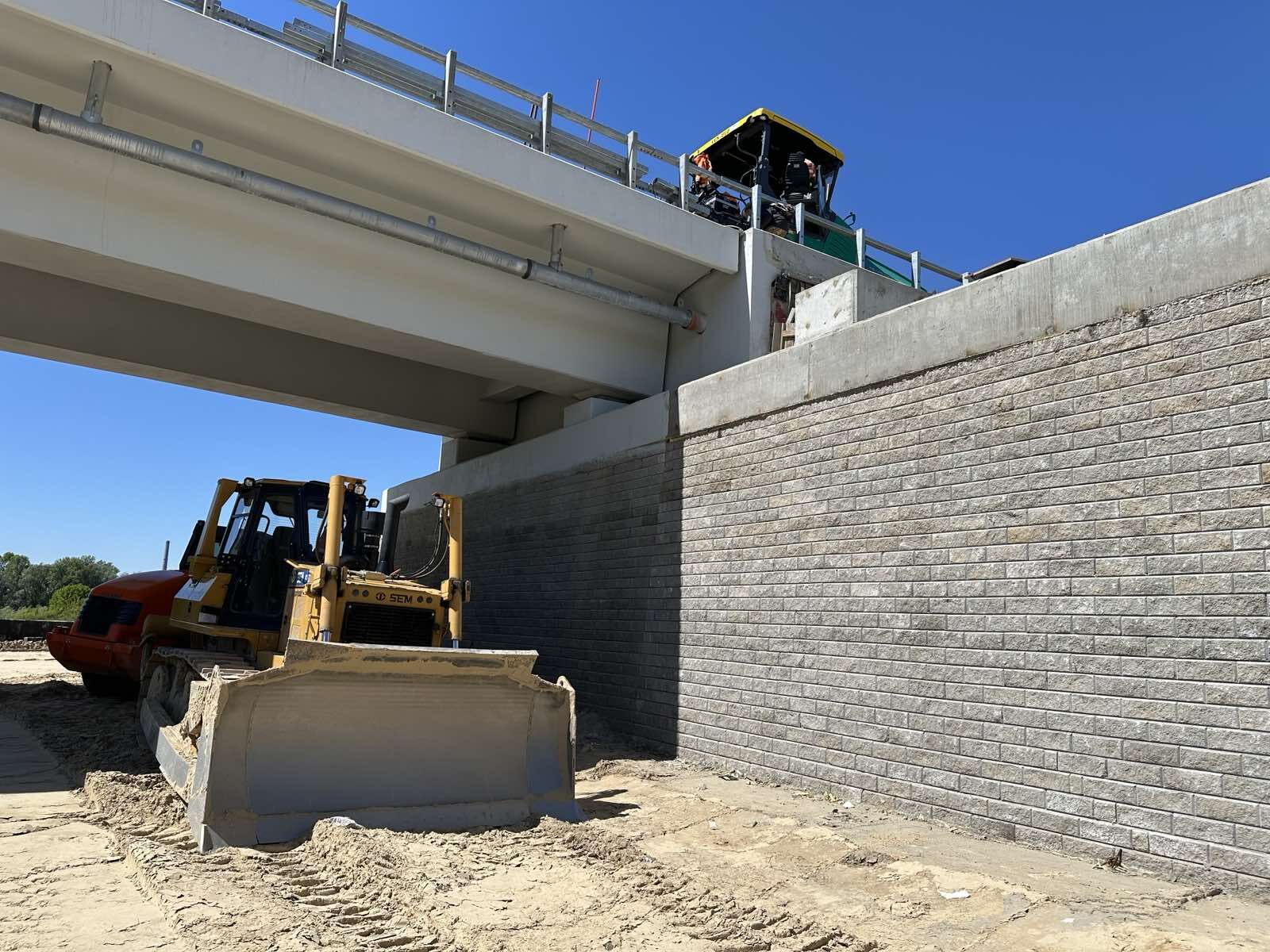 Ukraine is rebuilding a highway bridge over the De