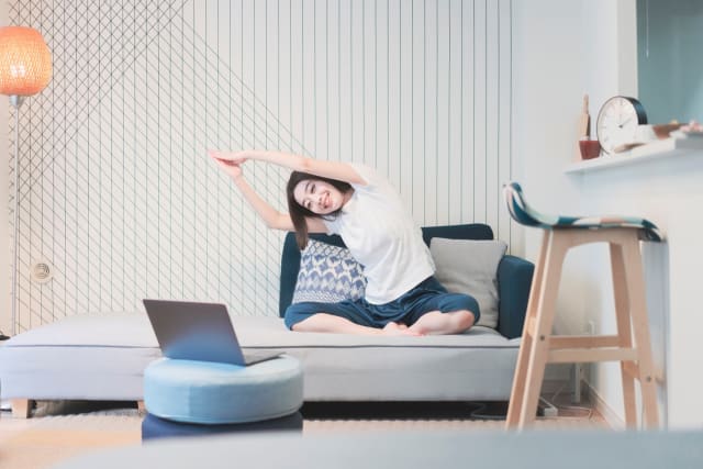 オンラインフィットネスをする女性