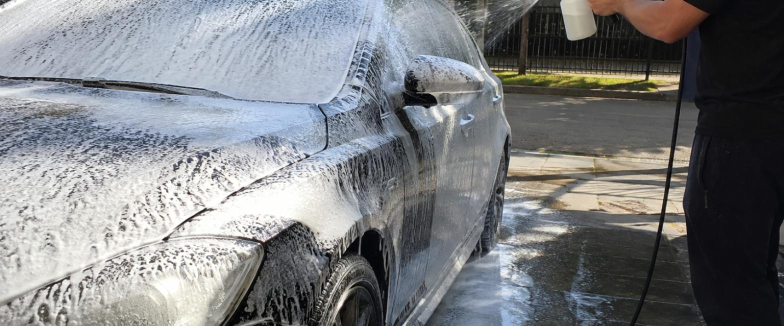 Cómo lavar el auto sin rayar la pintura con un foam lance