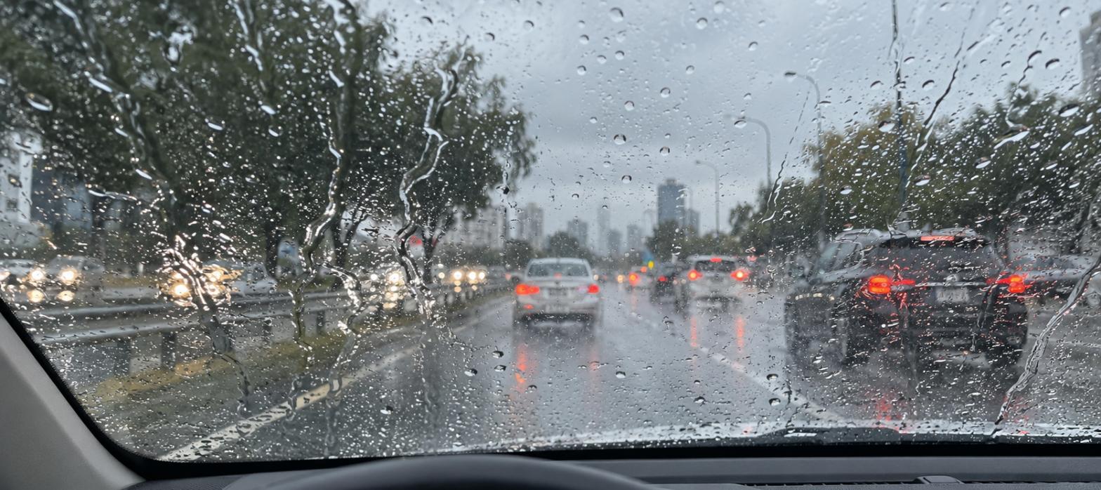 Manejar bajo la lluvia: cómo mejorar la visibilidad del parabrisas con un repelente de agua