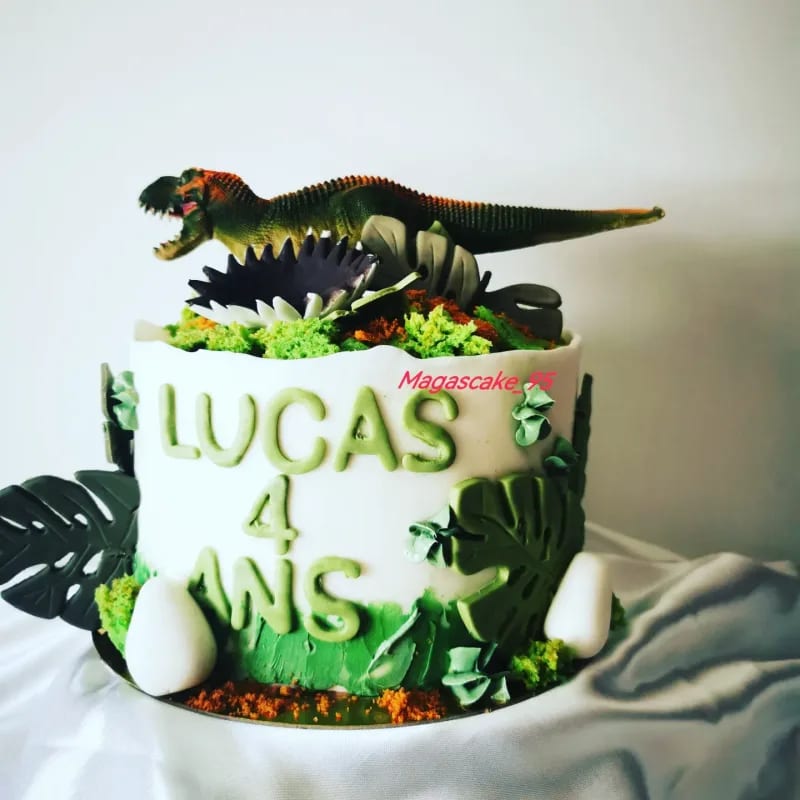 Gâteau d'anniversaire Jurassic World, gâteau thème dinosaure en pâte à  sucre - Super Gâteaux