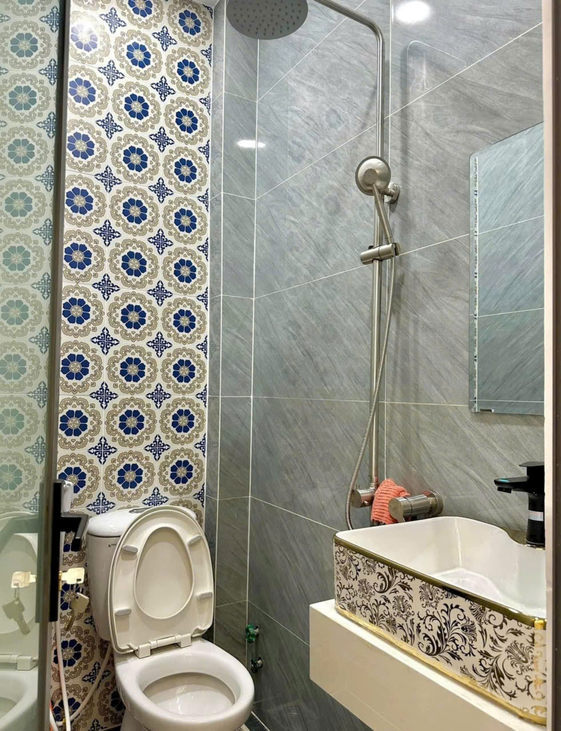 Hình nhà vệ sinh với thiết kế hiện đại