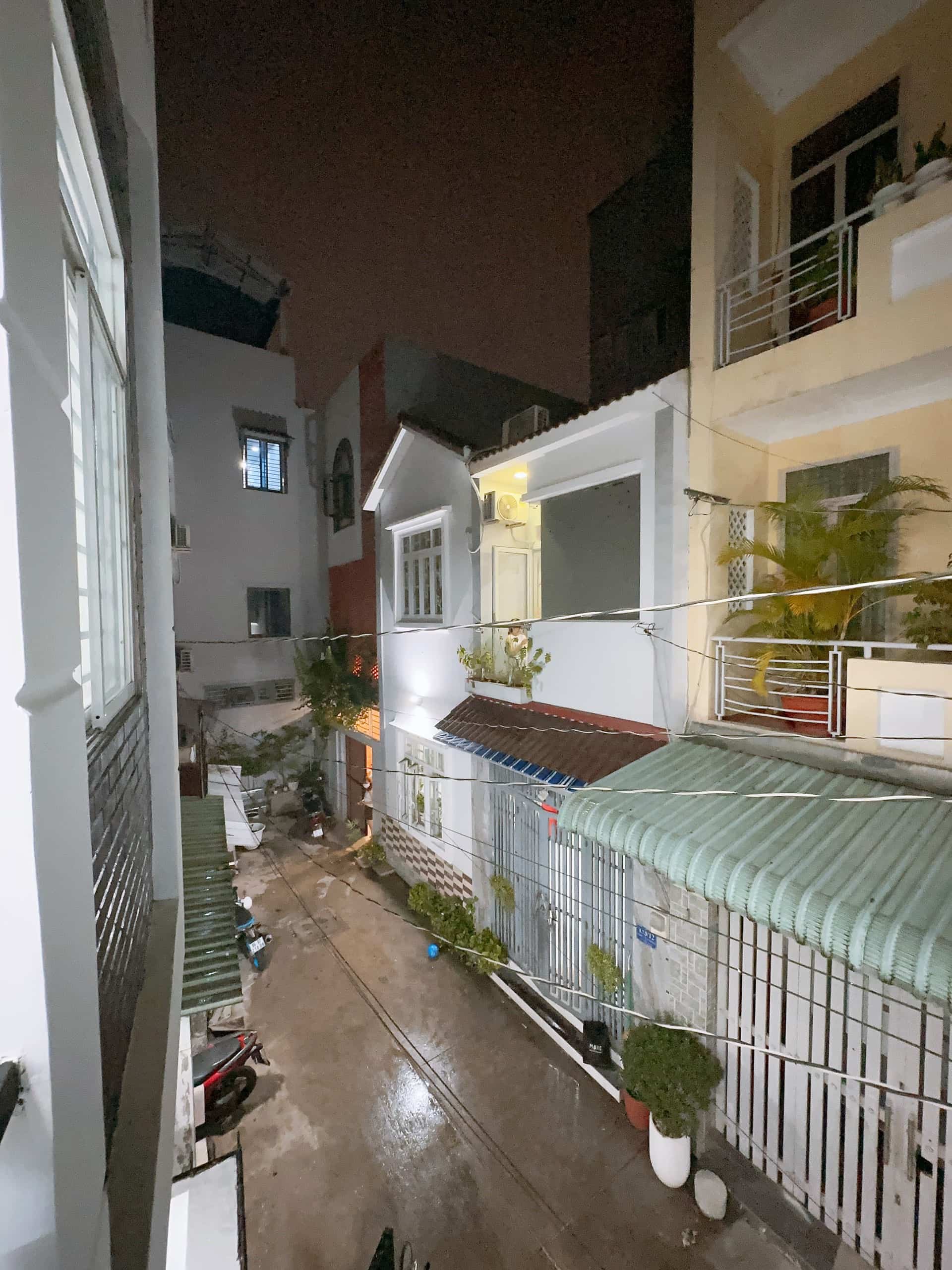 Ban công rộng rãi, thoáng mát, nơi thư giãn lý tưởng