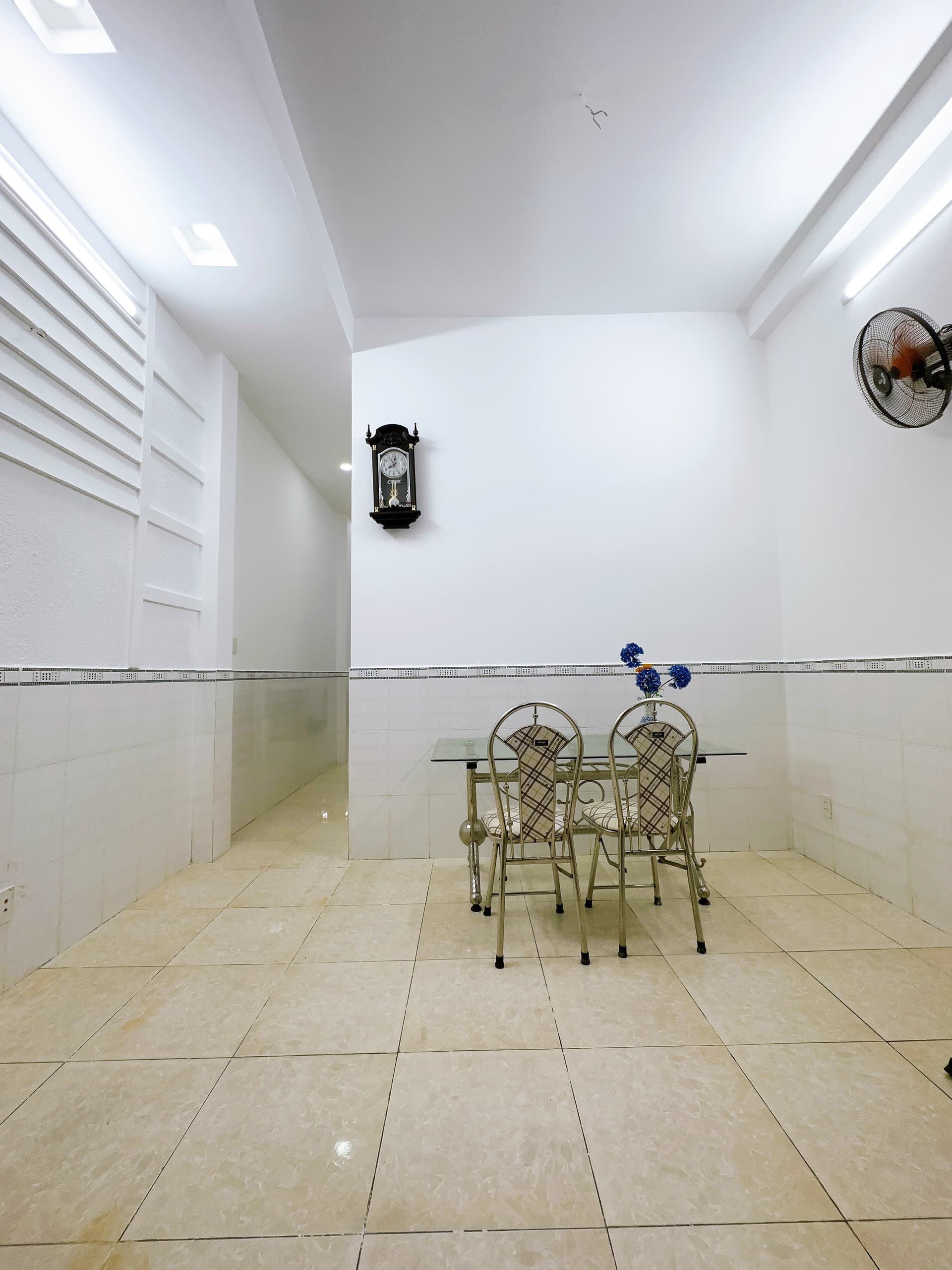 Phòng khách rộng rãi, nội thất hiện đại của căn nhà cho thuê gần AEON Tân Phú