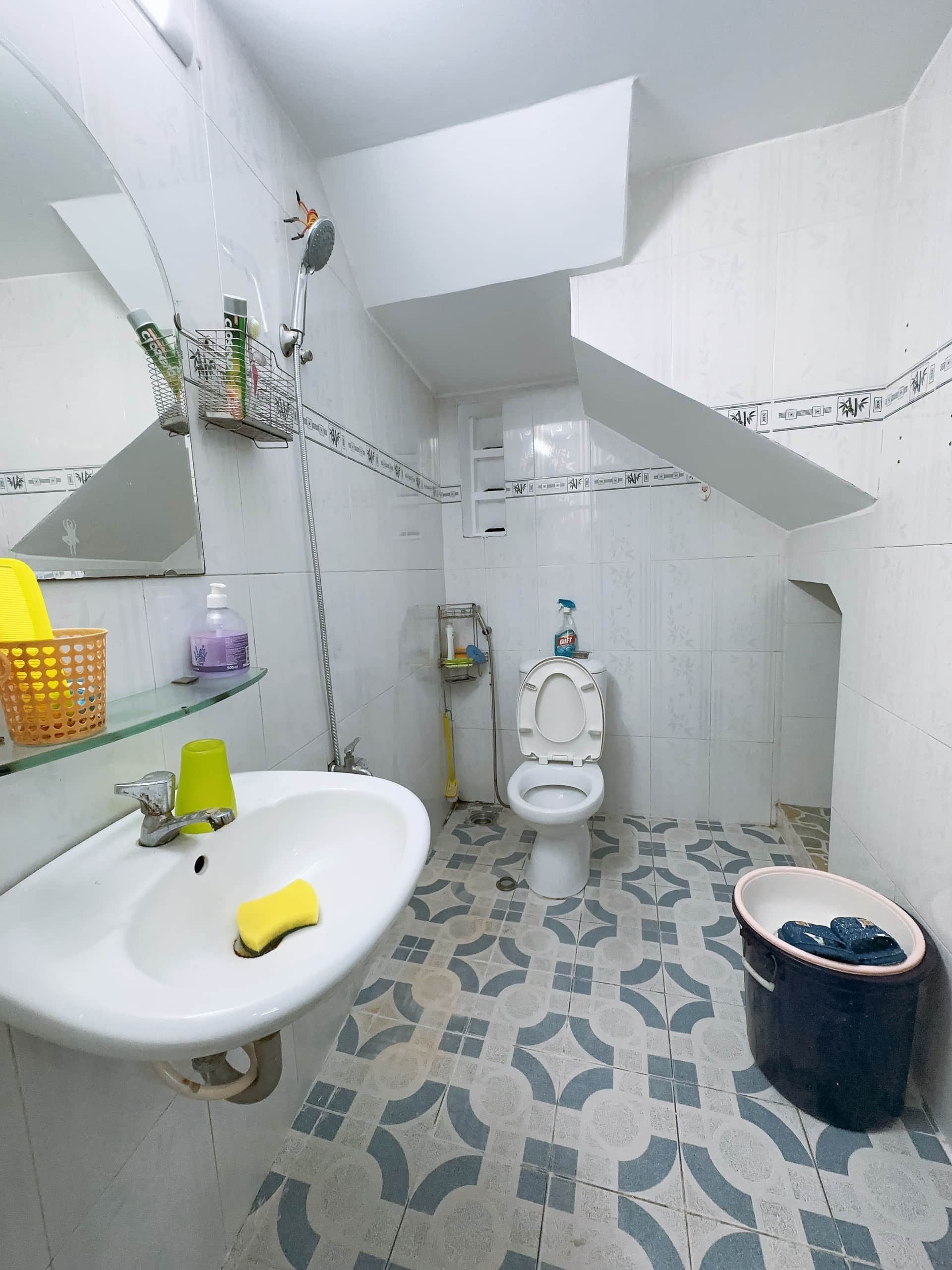 Phòng vệ sinh hiện đại, sạch sẽ với đầy đủ thiết bị
