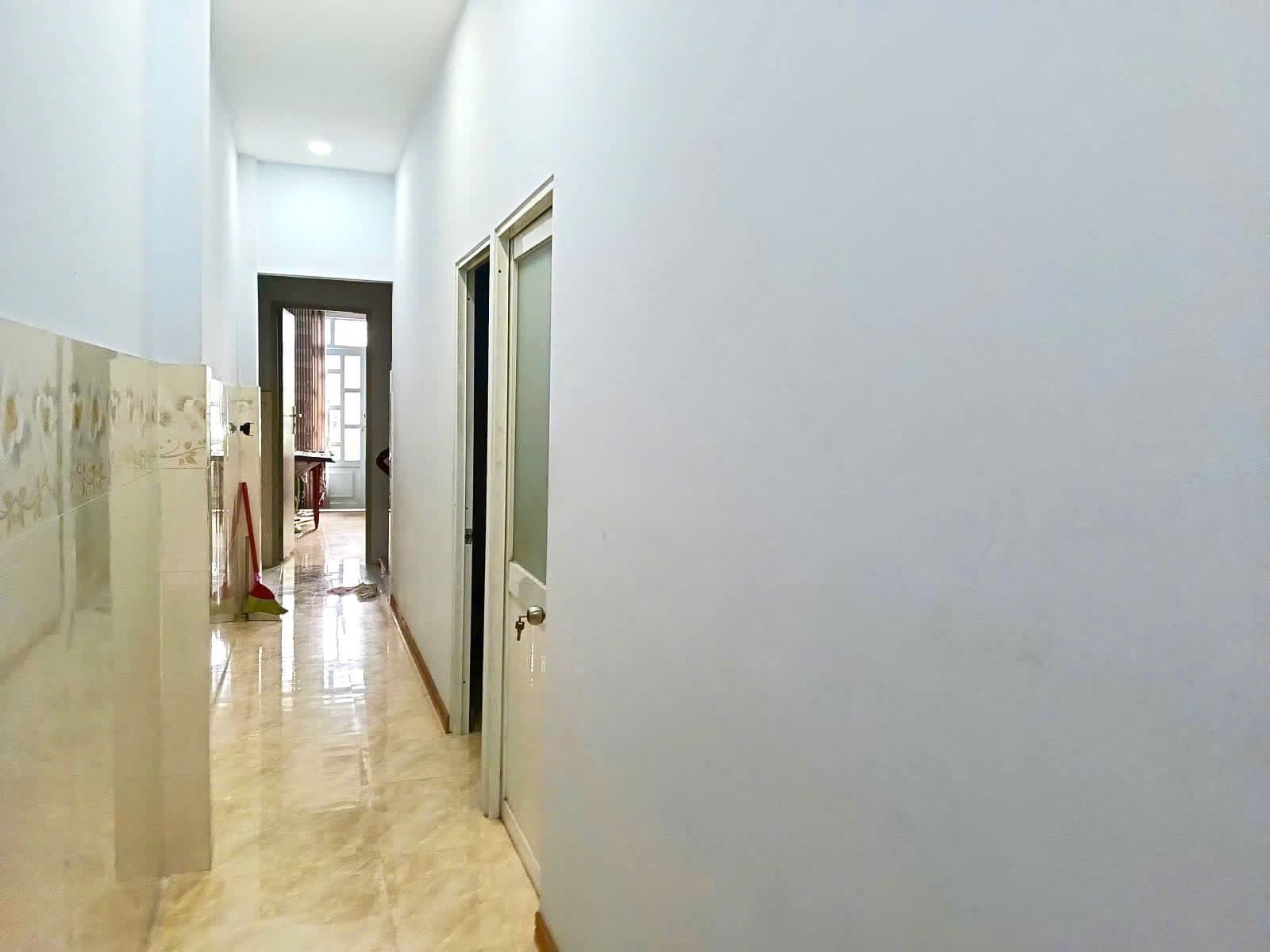 Phòng khách rộng rãi, nội thất cao cấp, đầy đủ ánh sáng
