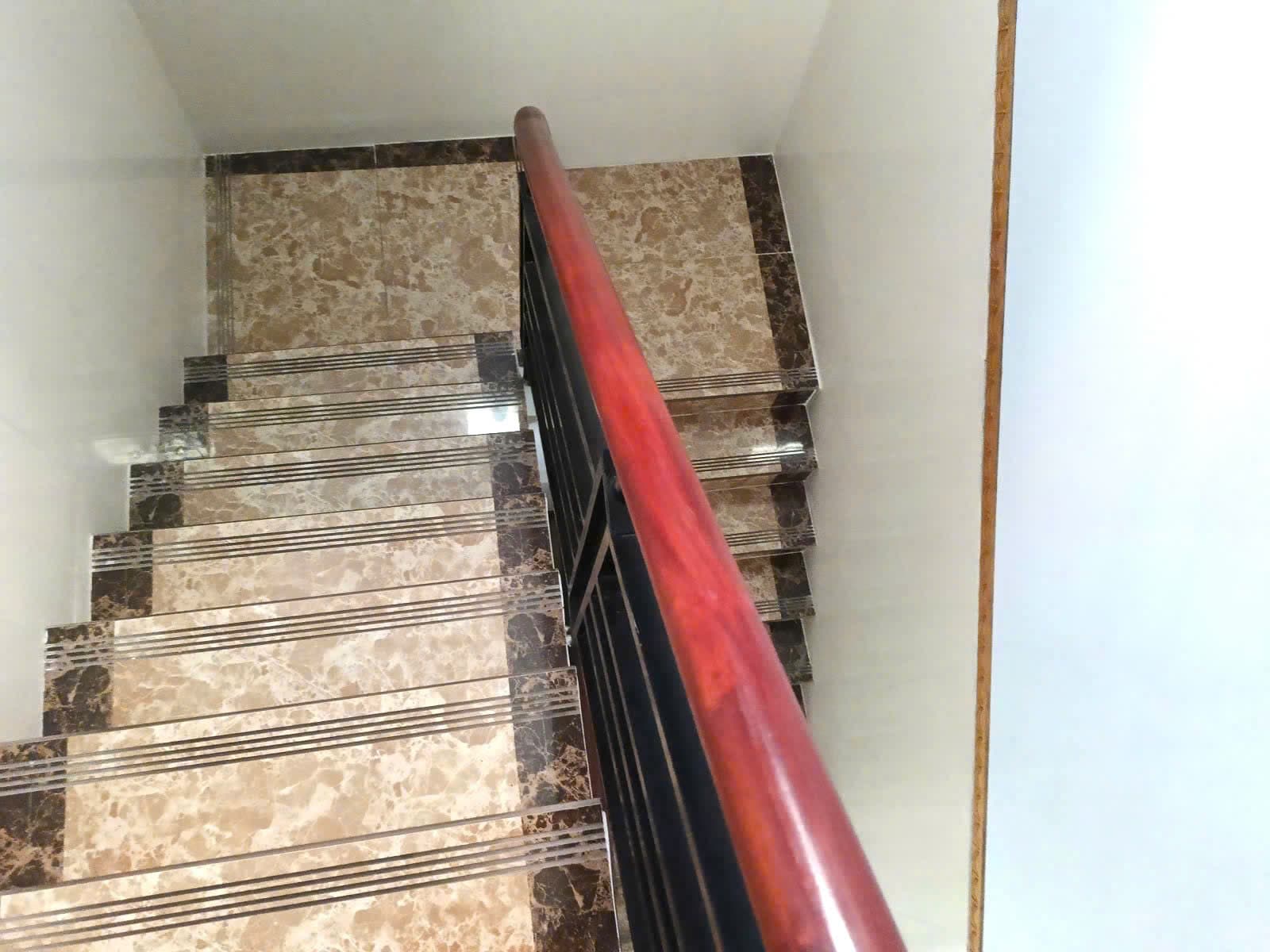 Cầu thang rộng rãi, chắc chắn, thiết kế sang trọng