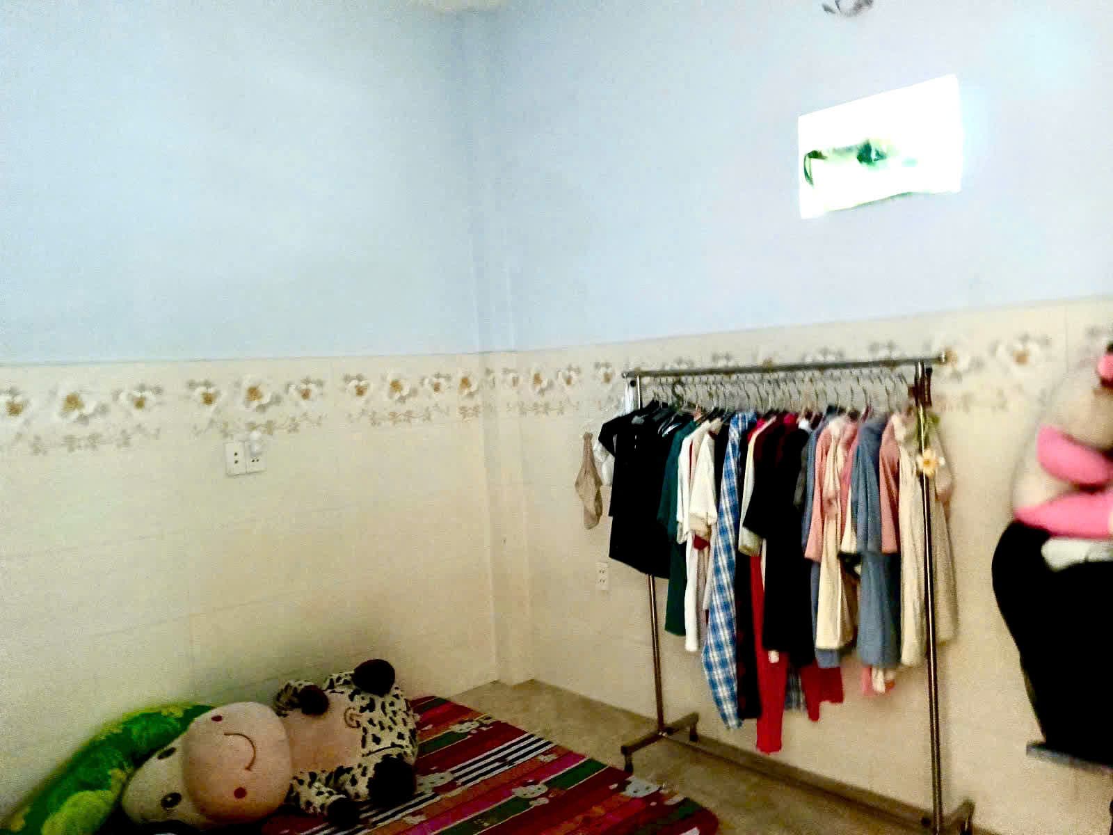 Phòng ngủ master rộng rãi, thoáng mát, có ban công