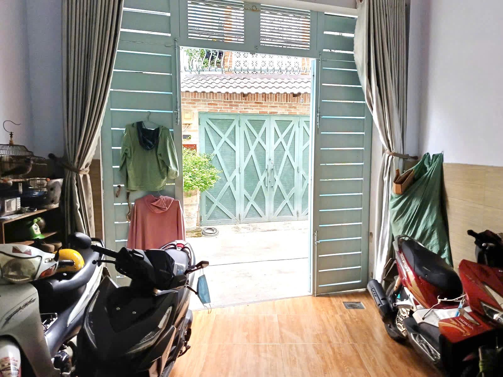 Phòng khách rộng rãi, nội thất cao cấp, đầy đủ ánh sáng