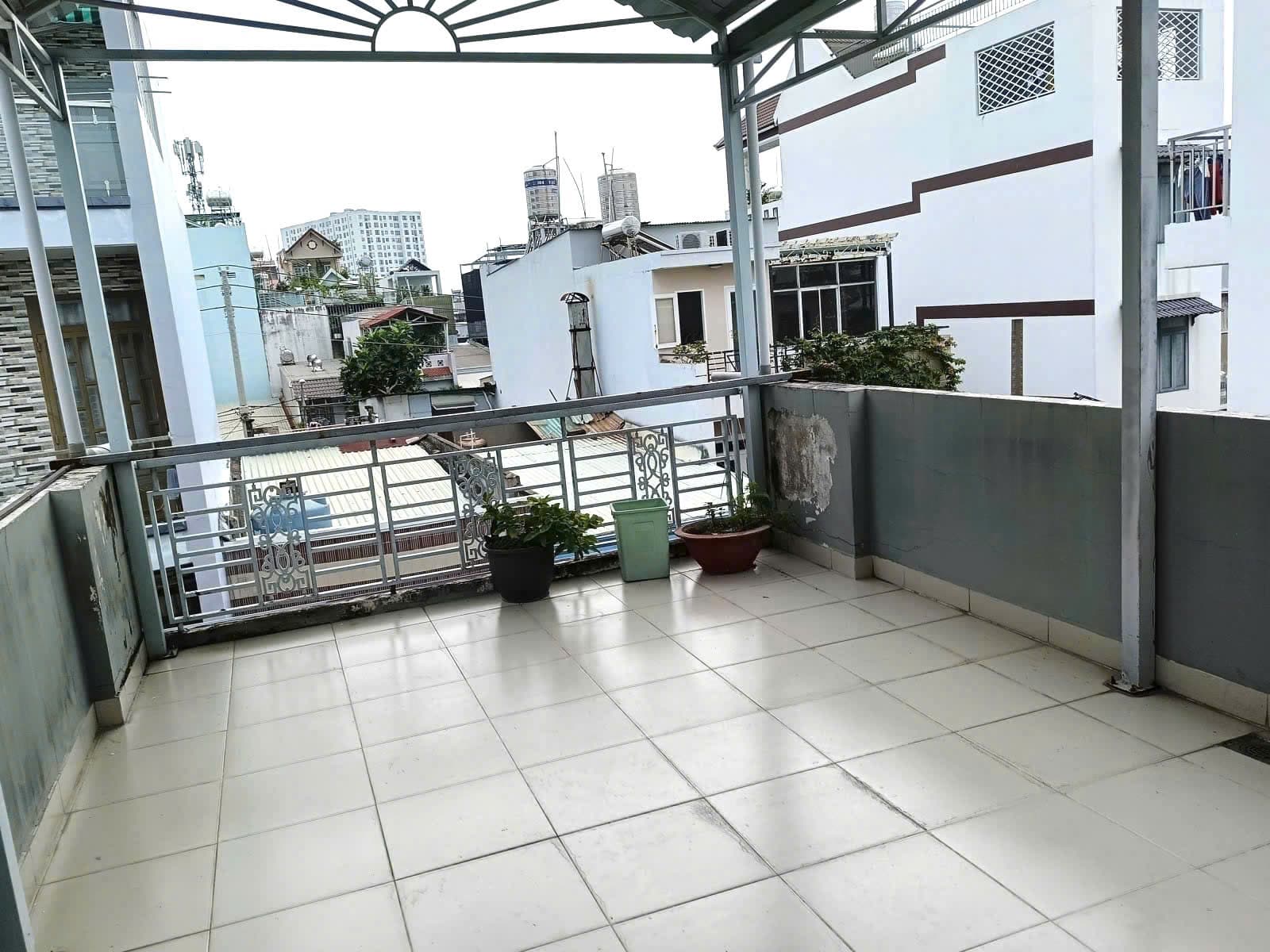 Sân thượng rộng rãi, thoáng mát, view đẹp
