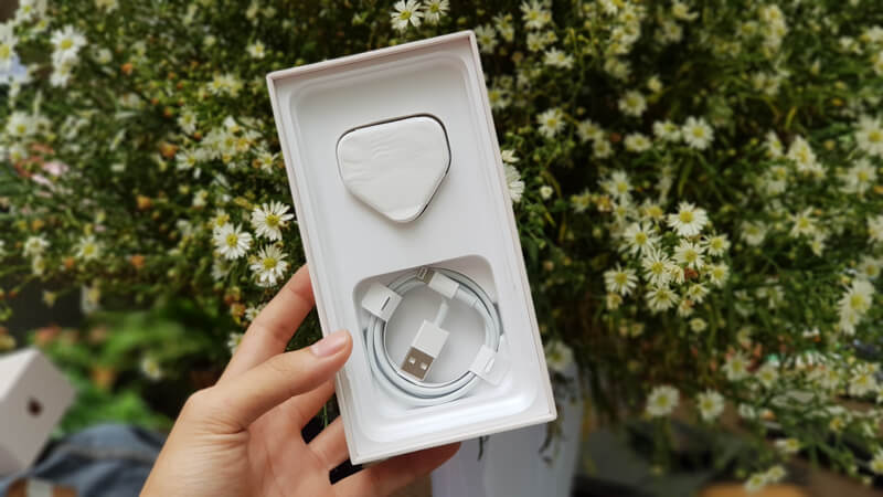 Mở hộp iPhone 8 Plus xách tay: Chiếc iPhone mới bán ra hạ giá nhanh chóng mặt Cáp sạc, tai nghe